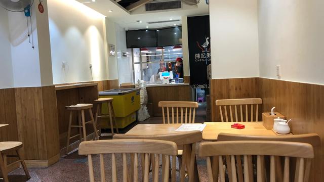 在海南海口晚上路过华海路一家鹅肉饭，刚好是晚饭时间就去看看，在餐厅透过玻璃窗