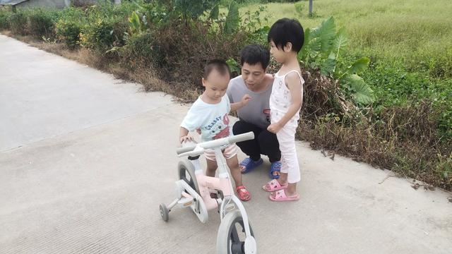 早上天还没亮，我还在睡觉，忽然感觉女儿爬起来，坐在床角，一直叫“爸爸，爸爸…