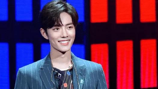 给偶像加油 终于营业的肖战！凭一身西装登上热搜，魅力值也太高了

文0度时说