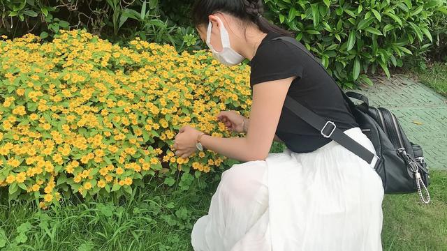 外面不像你想的那么好，风雨都要自己挡；
愿每个独自走夜路的你都足够坚强。