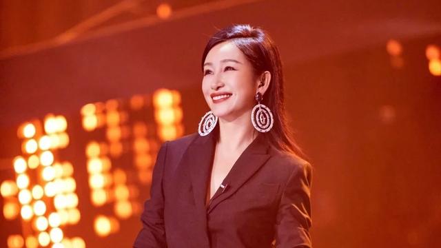 #今天穿什么# #潮流风格穿搭# 
姐姐们如何穿出职场领导力？
提到西装，很