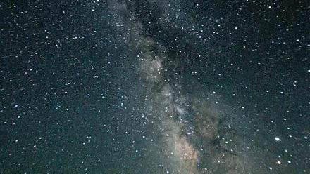 每当仰望银河，都能看见，很多星星，几亿年前的模样！