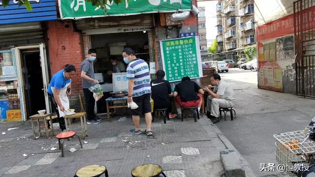 #吃在洛阳# 
嵩山路的实惠早餐，今天早上小碗香菇米线3.5元/碗，一个素包