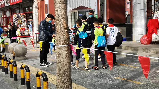 今天开学了
经历了“冬、春、夏”、终于开学了，孩子们都高高兴兴的去上学，祝福