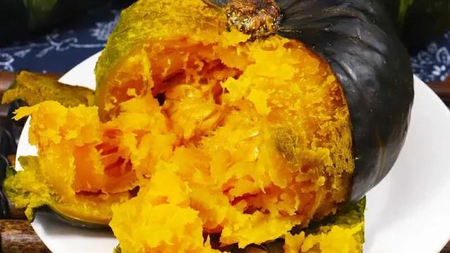 板栗南瓜是小瓜型早熟南瓜新品种，果实呈扁球形，果皮有纵向花纹，肉厚、呈橙黄色