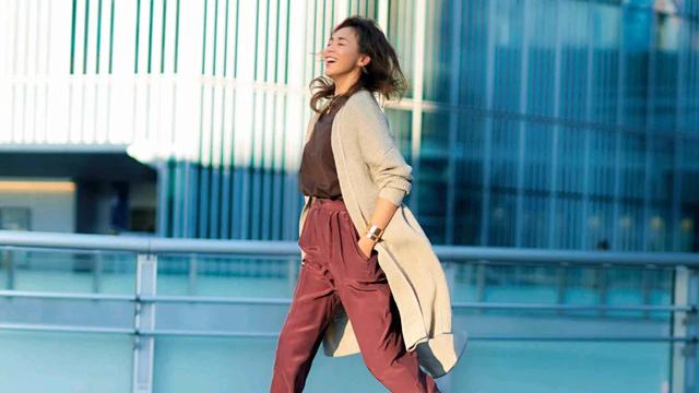 春天裤子穿法，这么多的方案可以学学，杏色针织开衫配枣红色九分裤内搭棕色T恤，