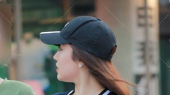 喜欢穿鲨鱼裤逛街的姑娘，展现闲适惬意的感觉，比例也好