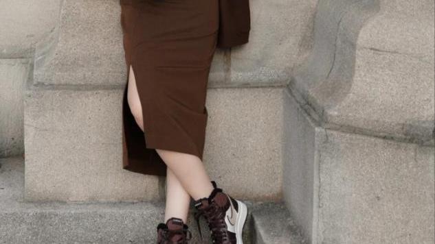 最近流行一种穿法：“裙子+运动鞋”，舒适百搭，混搭大衣也好看