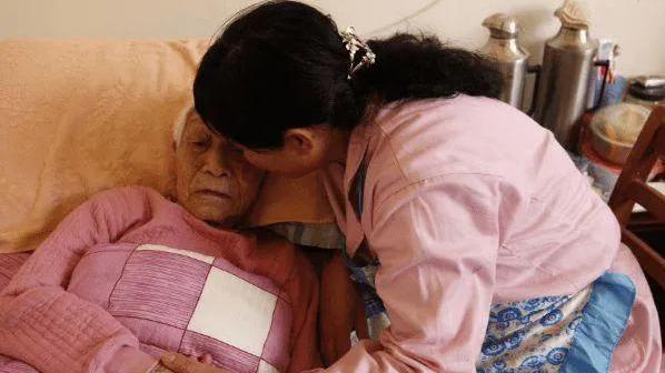 60岁的李阿姨哭诉：在外做保姆可比在家舒服，不仅有钱还有休息日