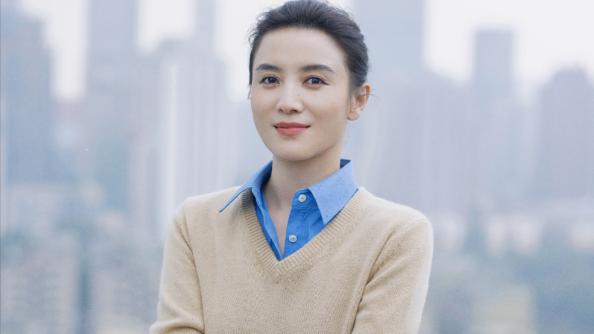 被宋佳惊艳到了！衬衫叠穿不配裤子、乐福鞋，这样打扮更时尚好看