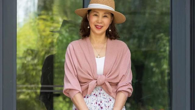 女人上了年纪多穿4种“显贵色”，优雅又有气质，一看就是洋气人