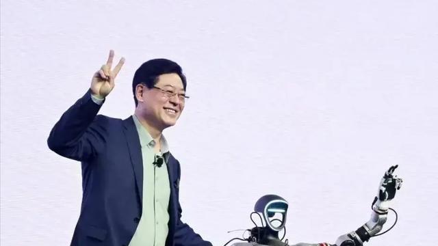 联想首位“硅基员工”登场！杨元庆亲自为其挂工牌