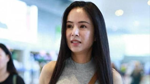 58岁李若彤穿无袖针织衫+阔腿裤走机场，时尚减龄，嫩得像小姑娘