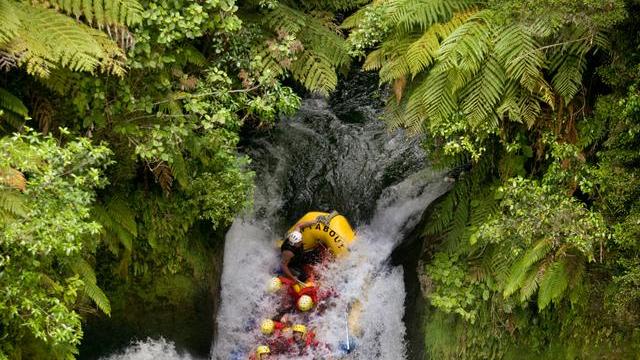 逆水而上，感受猛洞河漂流的速度与激情，让心跳加速！