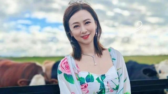 56岁翁虹度假穿搭：碎花裙+运动鞋，时髦又高级，不愧是亚洲小姐