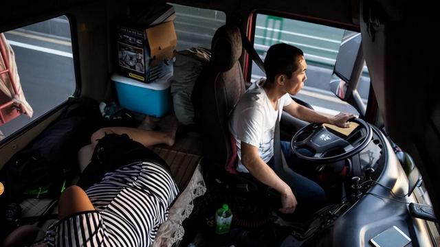 中国1000万卡车夫妇真实生活：24小时吃住都在车上，货比命更重要