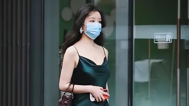 墨绿色的真丝裙，小姐姐穿上给人很古典的感觉，犹如一道美丽街景