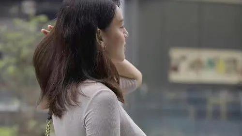 街拍美女图片分享，身材高挑气质雅