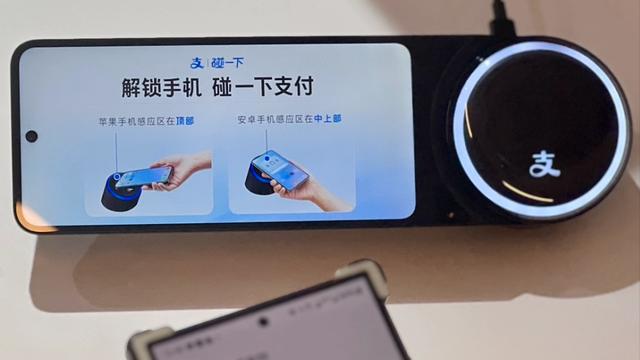 朋友圈实况照片上线；碰一下用户超 1 亿；京东外卖日单量破1000万