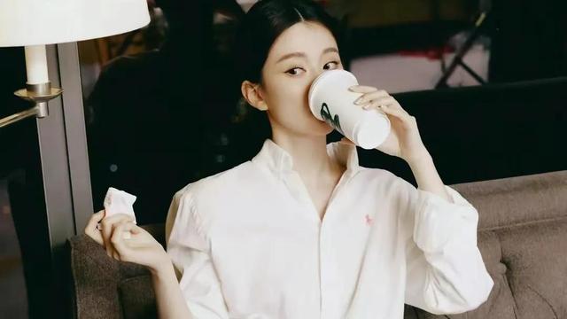 乔欣白衬衫牛仔裤的慵懒随意穿搭