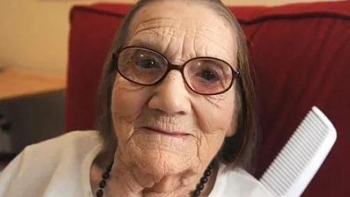 104岁老奶奶居然一根白头发都没有，从没染过发，也没用过护发素