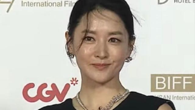 51岁李英爱绝美冻龄！“大长今”嫁入豪门13年，11岁龙凤胎颜值高