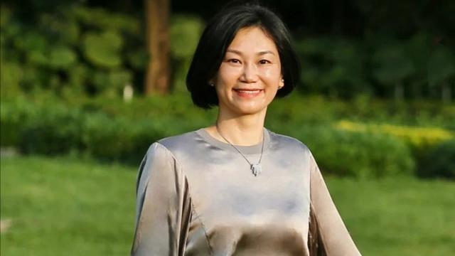 女人上了年纪，尽量别乱穿衣服颜色，多穿这3种“富贵色”更高级
