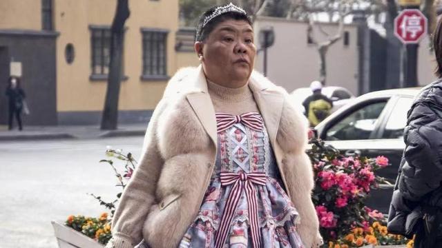 2022年，上海50岁阿姨每天公主裙不重样，被骂上热搜反而越来越火