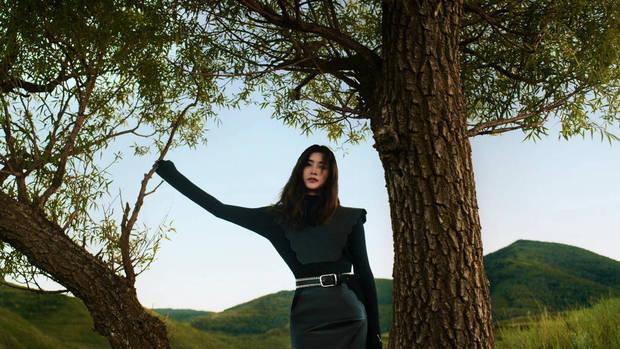 江疏影秋日故事感大片释出 多种气质穿搭复古知性