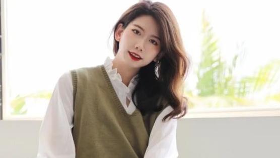 今秋上衣流行“穿短不穿长”，时髦显瘦显腿长，小个子都爱上了