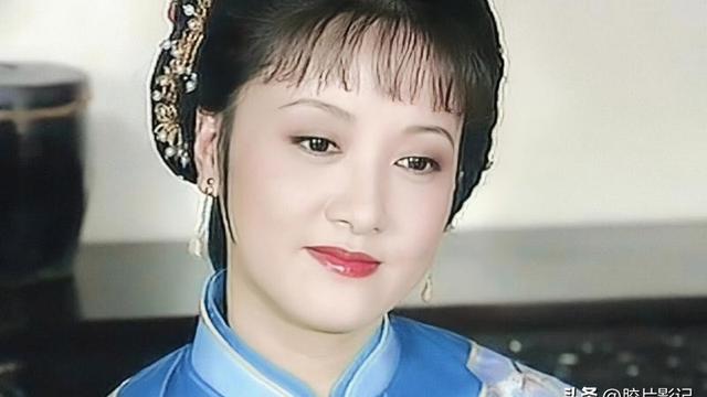 65岁邓婕才是真正优雅的老去，打扮随性简约，气质却知性又大方
