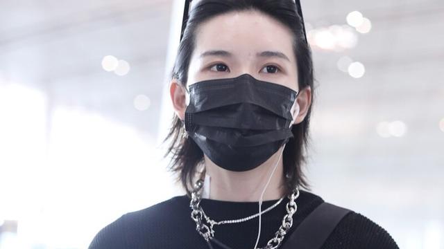 陆柯燃现身北京机场，黑色T恤搭军绿色工装裤酷飒帅气