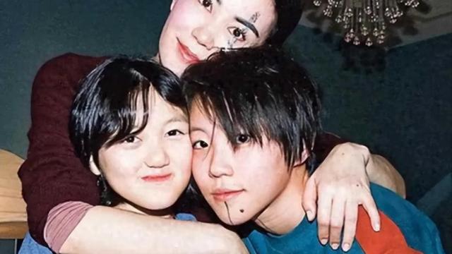 同样是王菲的基因，李亚鹏的女儿和窦唯的女儿，如今差距一目了然