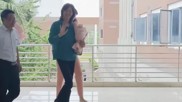 61岁郎平学校引围观！穿平底鞋比男生高一截，一双筷子腿十分抢镜