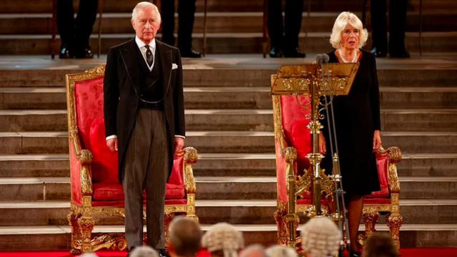 75岁的卡米拉，坐在王后位置上一只手放在椅子上，气场全开如女王
