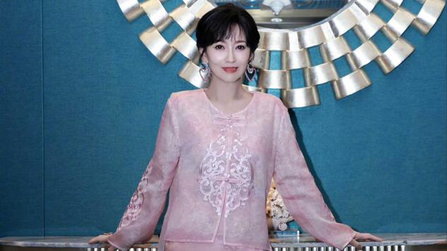 赵雅芝粉色穿搭太惊艳了，温柔不失端庄优雅，这才是真正的女神
