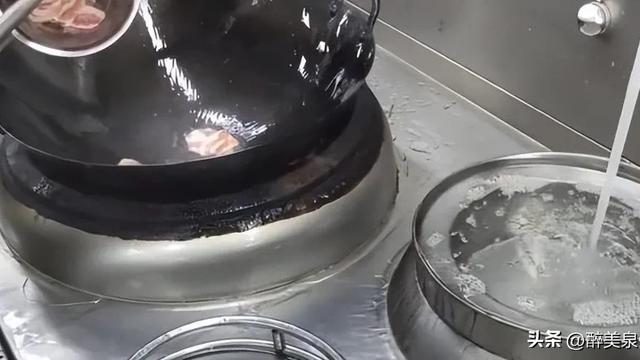 为什么厨师宁可浪费水，也不关灶旁边的水龙头？