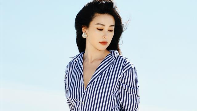 40岁朱珠带火了一种春天简约穿搭：条纹衬衫+牛仔裤，洋气又减龄