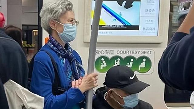被上海地铁奶奶惊艳到了！白发不染、裙不上膝，却个个优雅又洋气