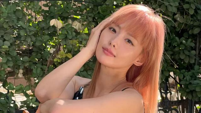 张嘉倪染黄色发型皮肤黝黑