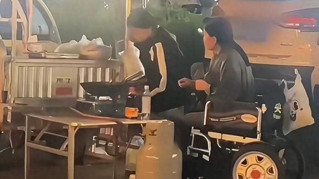 泪目!河南一对母女摆摊卖炒面，客人转账6万：欠我一碗5年后再吃