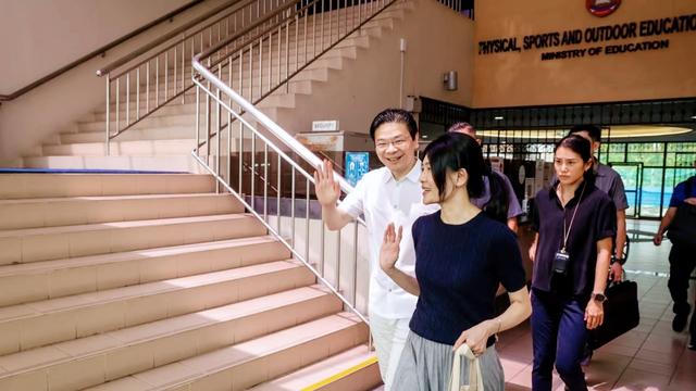 新加坡总理夫人参加投票，穿黑T恤配灰裙超秀气，有宋慧乔的气质