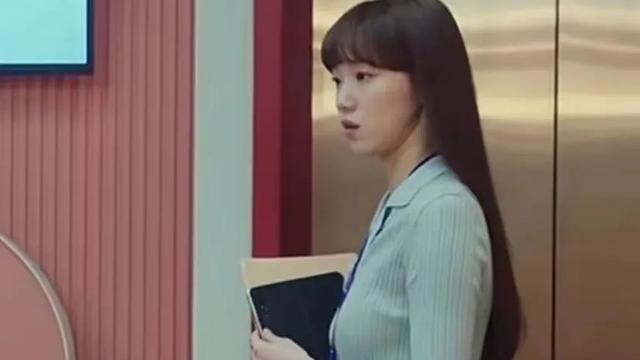 新剧一出场小腹凸成一坨？这翻车的体态硬是被腿精天花板当场救回