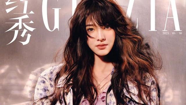 女星章若楠《红秀》封面大片，浪漫春日造型温柔灵动