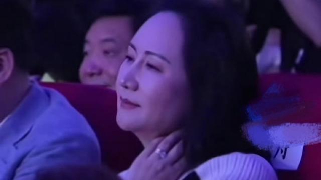 53岁孟晚舟陪老公参加校庆！夫妻罕见同框太养眼，她变温柔好美啊
