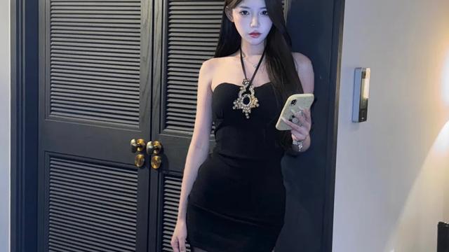 韩国女人小黑裙配细高跟太“魅惑”，网友：美得不行！