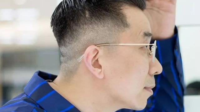 六七十岁男人，尽量别“剃寸头、烫卷发”，换成这些发型更有品位