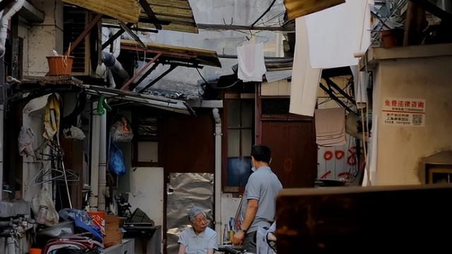 一个80后上海“土著”家庭的窘境：年薪40万还住着50平的老弄堂