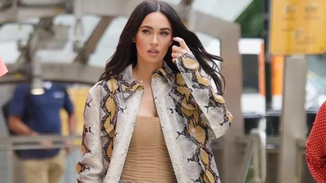 性感女神梅根·福克斯秋季舒适套装：最受欢迎的帽子和厚底靴