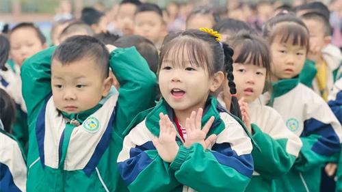 五谷飘香——东坡区齐通幼儿园开展国旗下活动